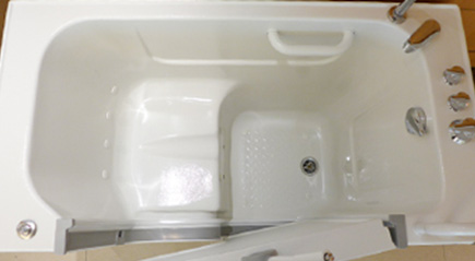 走入式開門浴缸-座及腳踏處有止滑設計。