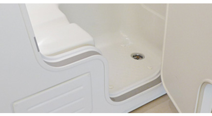 走入式開門浴缸-13公分的低跨越出入口，能讓老年人輕鬆的進入坐浴，預防跨越浴缸時不慎跌倒