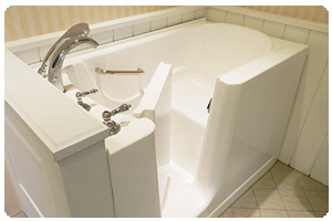 銀髮族走入式開門浴缸