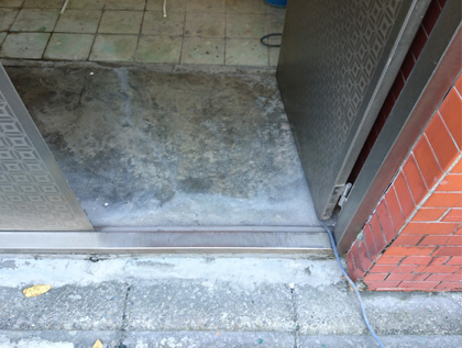 居家無障礙修繕工程改善內容：泥做門檻斜坡，改善前後對照