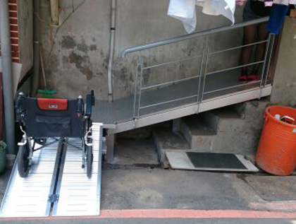 居家無障礙修繕工程改善內容：訂製斜坡道，改善前後對照