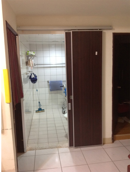 居家無障礙修繕工程改善內容：開關門改橫拉門，改善前後對照