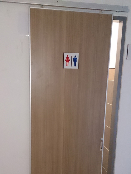 居家無障礙修繕工程改善內容：加裝橫拉門，改善前後對照