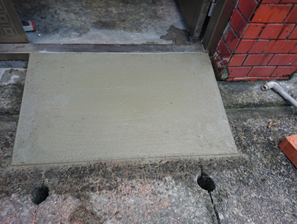 居家無障礙修繕工程改善內容：泥做門檻斜坡，改善前後對照