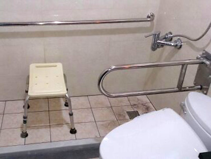 居家無障礙修繕工程改善內容：浴缸拆除工程，改善前後對照