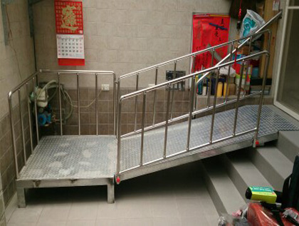 居家無障礙修繕工程改善內容：訂製斜坡道，改善前後對照