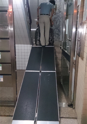 高低落差改善設備(美國進口三折式全幅斜坡板) 工作實績