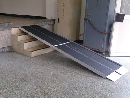 高低落差改善設備(美國進口三折式全幅斜坡板) 工作實績
