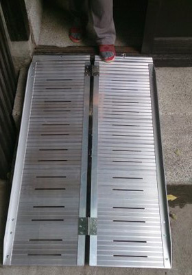 高低落差改善設備(輕型對(二)折式斜坡板) 工作實績