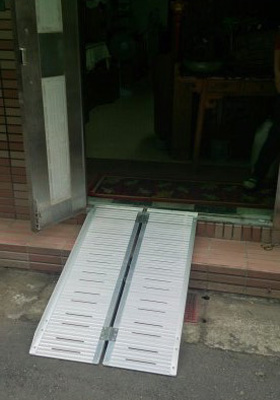 高低落差改善設備(輕型對(二)折式斜坡板) 工作實績